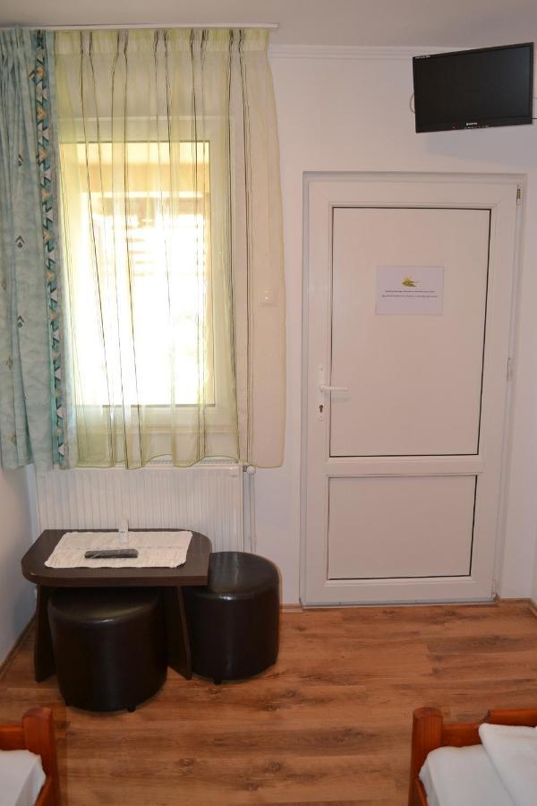 Margareta Vendeghaz Hotel Lupeni  Buitenkant foto