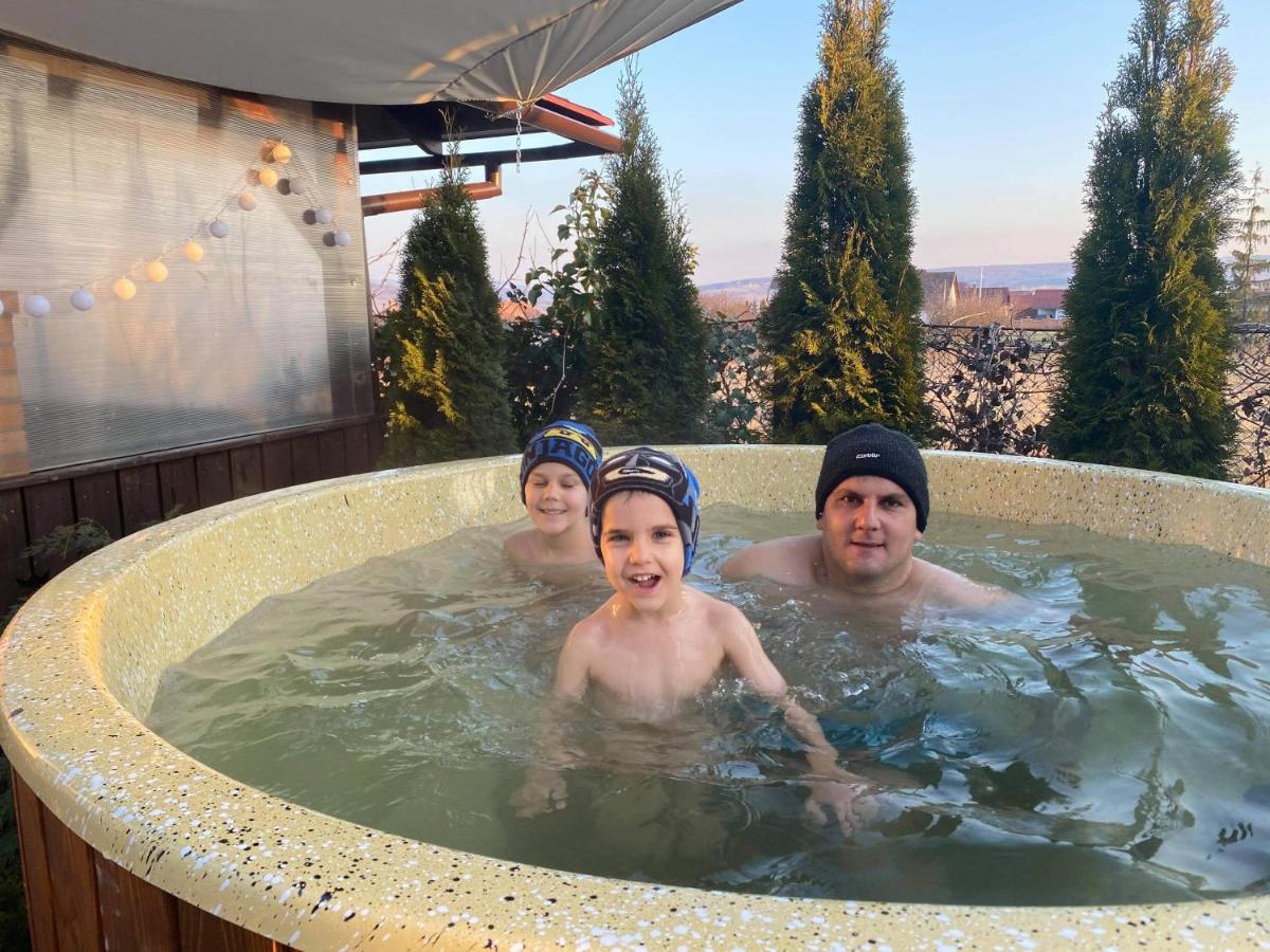 Margareta Vendeghaz Hotel Lupeni  Buitenkant foto