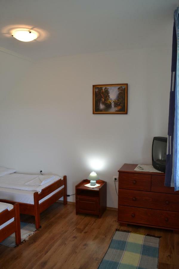Margareta Vendeghaz Hotel Lupeni  Buitenkant foto