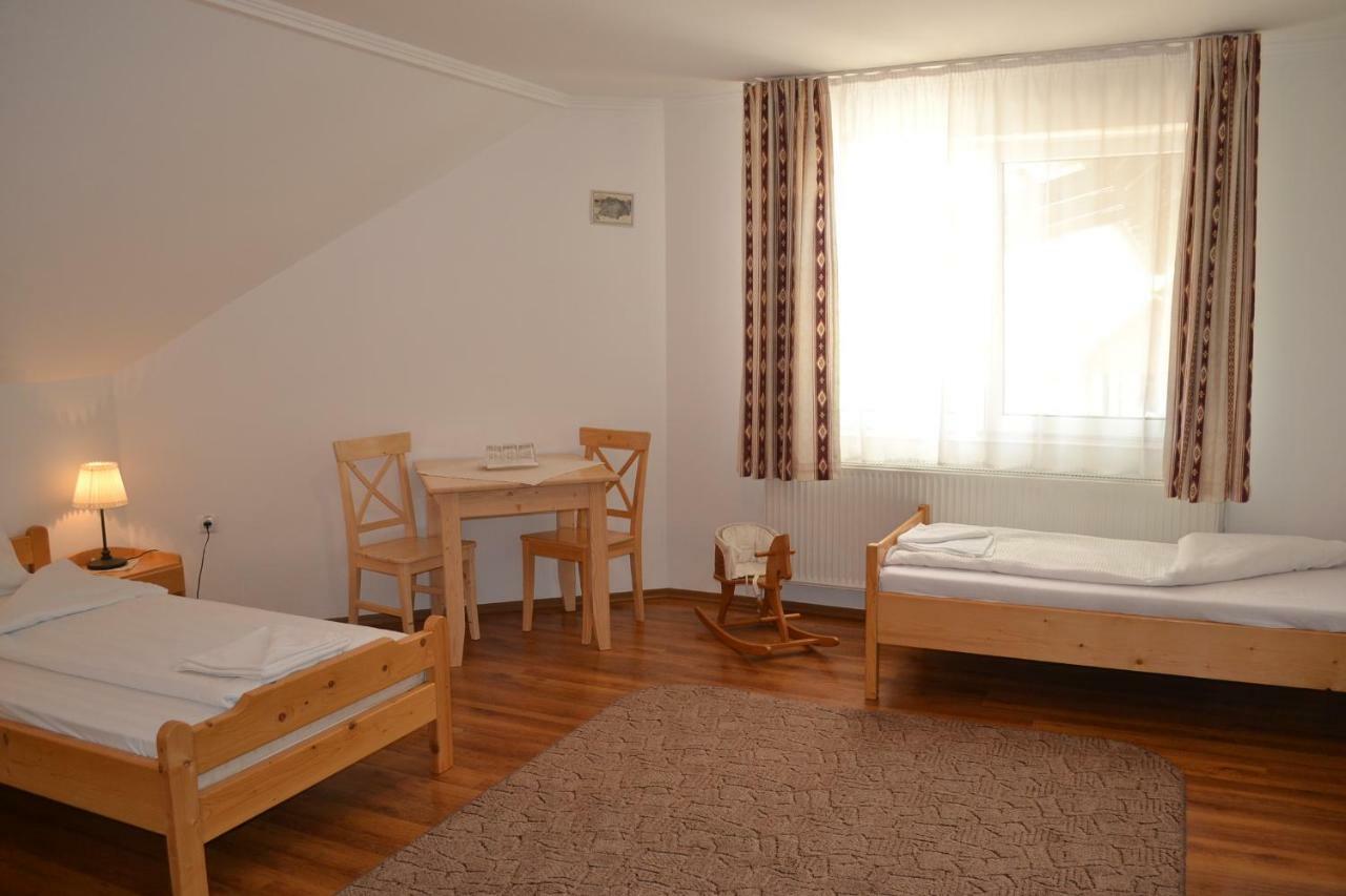 Margareta Vendeghaz Hotel Lupeni  Buitenkant foto