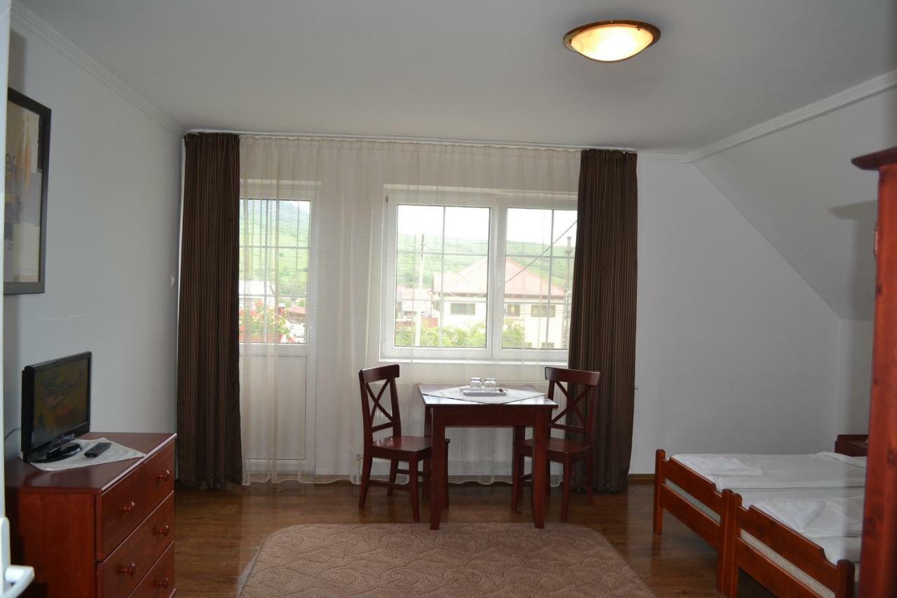 Margareta Vendeghaz Hotel Lupeni  Buitenkant foto