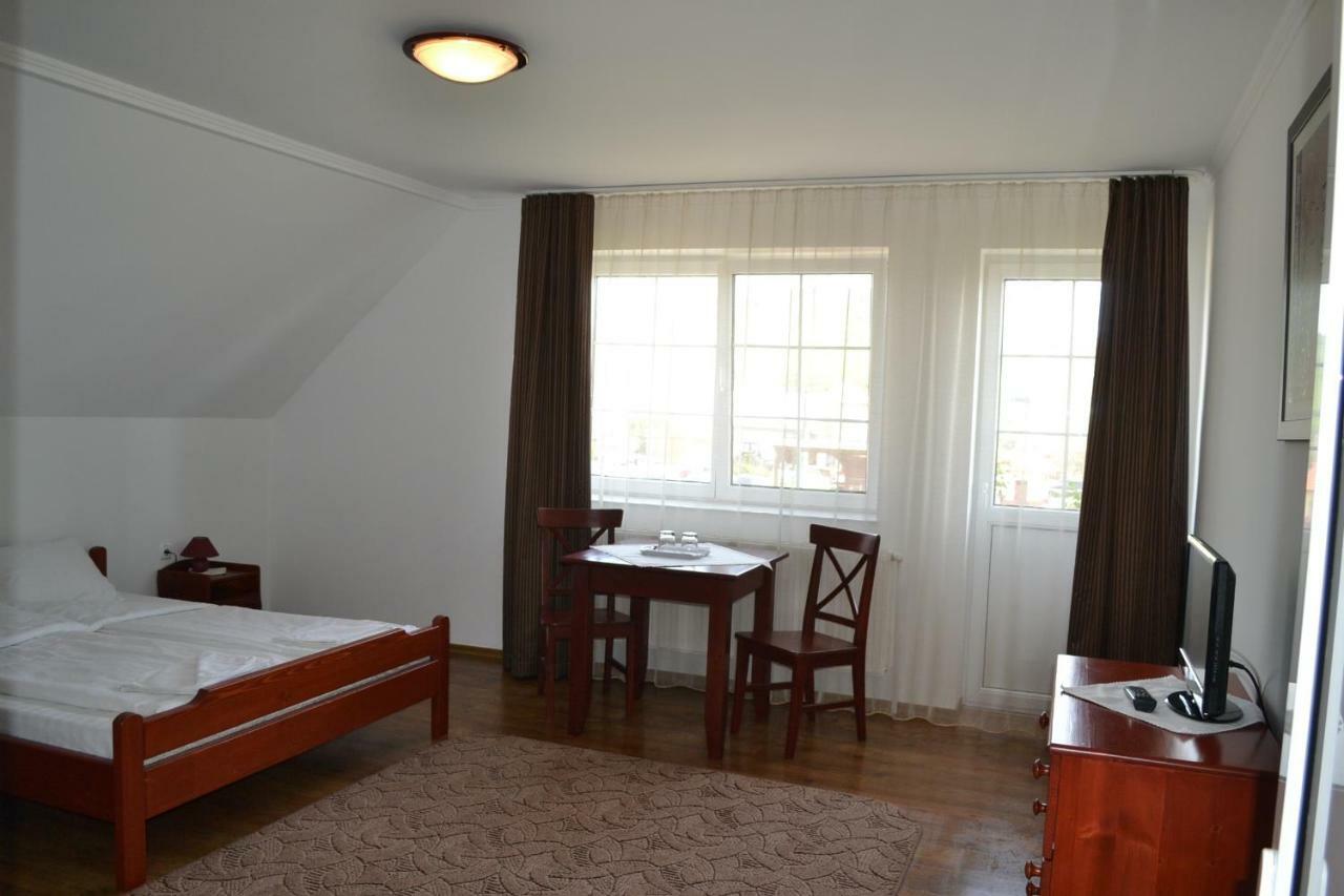 Margareta Vendeghaz Hotel Lupeni  Buitenkant foto