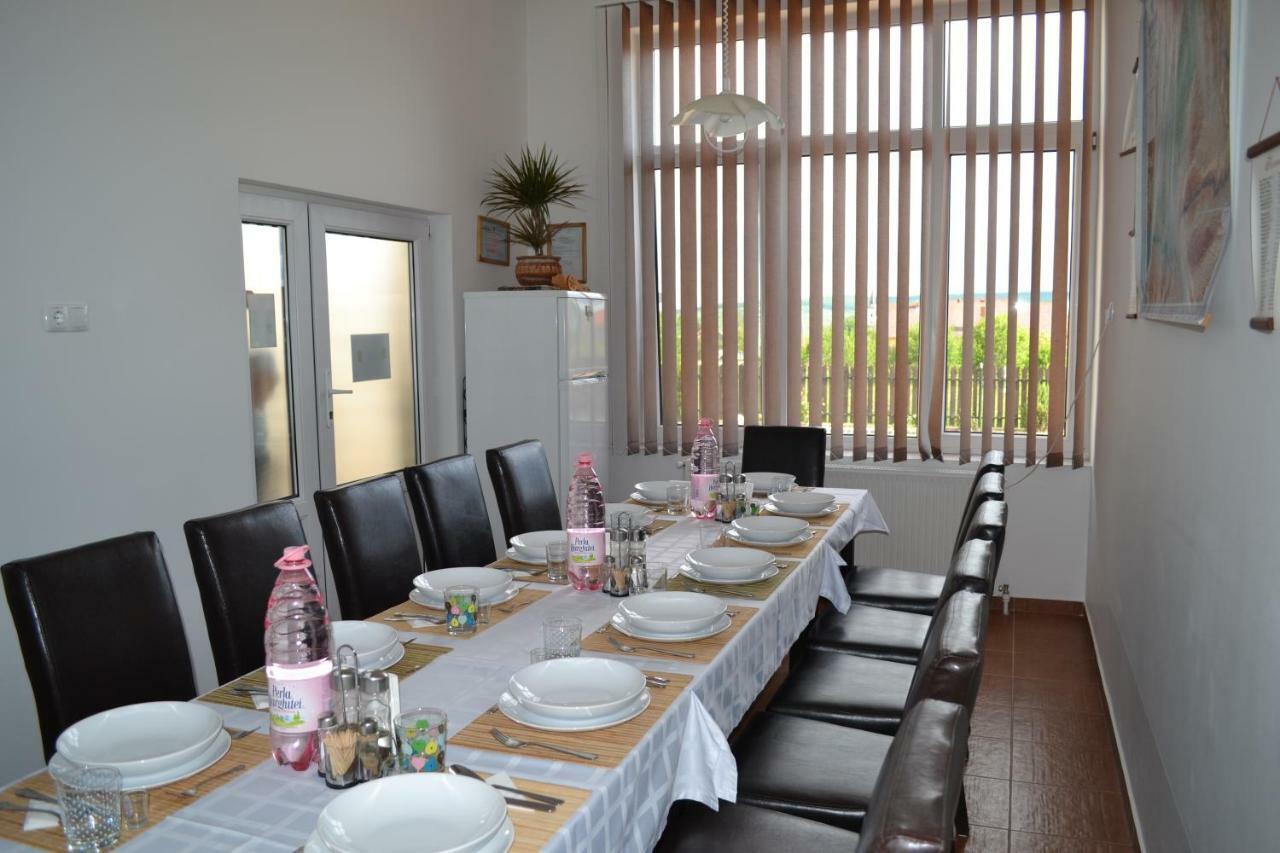Margareta Vendeghaz Hotel Lupeni  Buitenkant foto